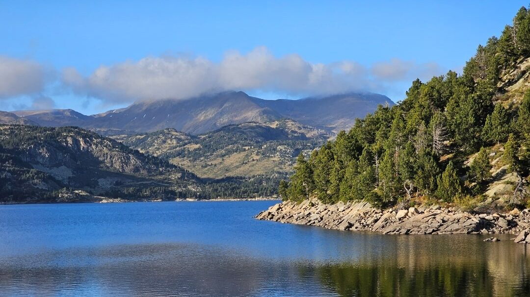 Lac de montagne bordé de pins, en Cerdagne