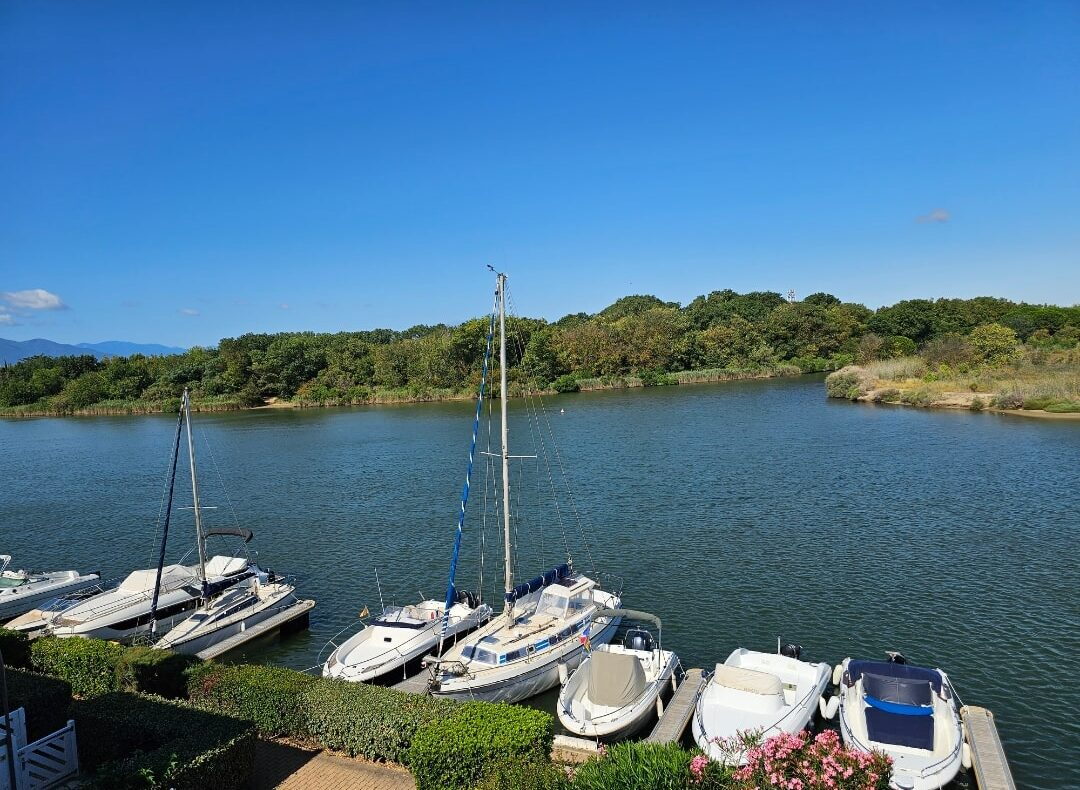 La lagune de Saint-Cyprien et ses voiliers, sous un ciel bleu