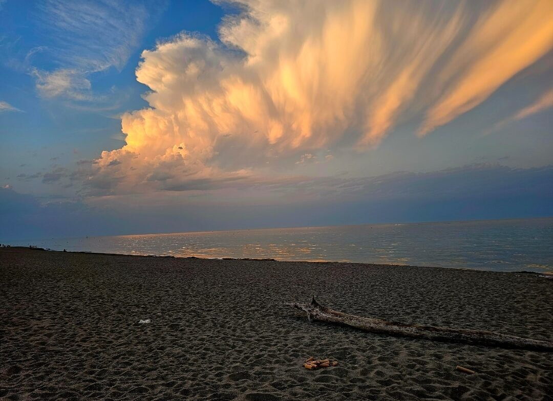 Grand nuage d’orage doré par le couchant, au-dessus de la plage de Saint-Cyprien
