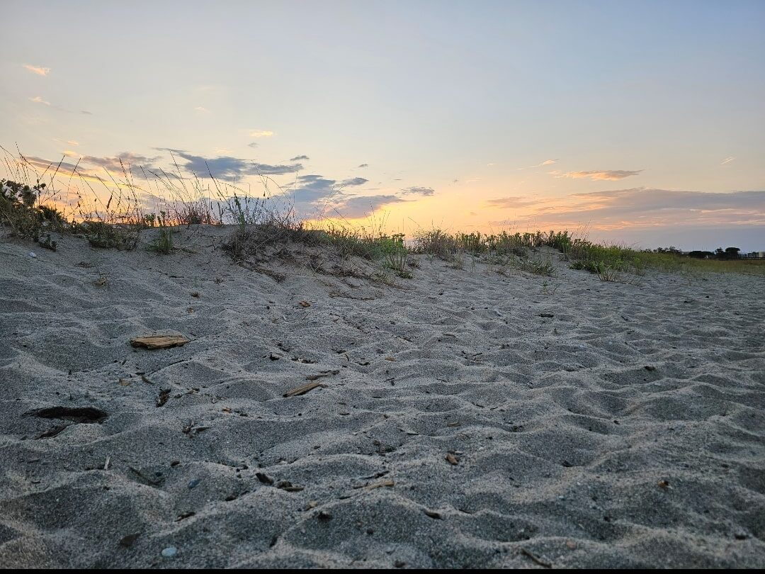 Le sable de la plage au crépuscule