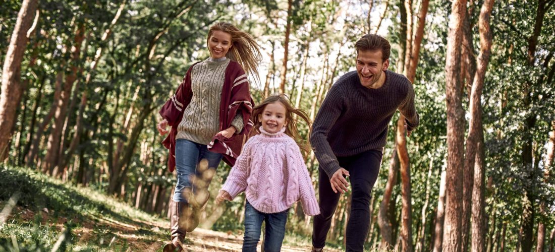 happy-parents-with-their-daughter-hold-hands-and-r-2023-11-27-04-51-25-utc-min